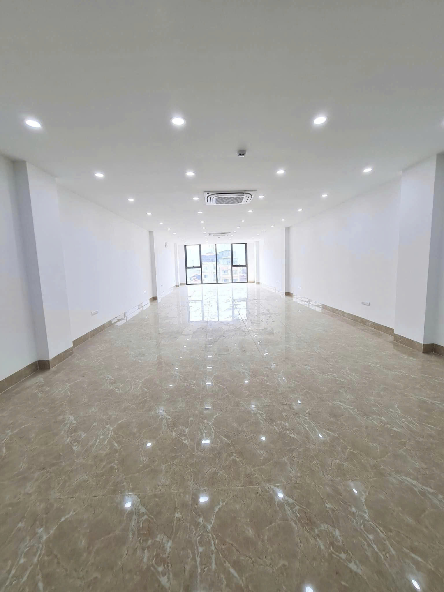 BÁN TÒA NHÀ MẶT PHỐ VĂN CAO, BA ĐÌNH - 105M - MT RỘNG - THANG MÁY - DÒNG TIỀN 1.8 TỶ/NĂM - Ảnh 4